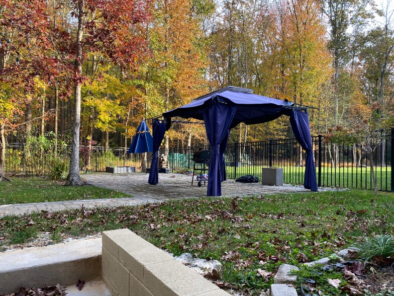 Building Photo - 353 Daleview Dr