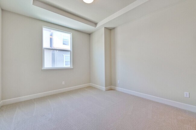 Building Photo - Excellent 4 Bed 2.5 Bath Town Home!