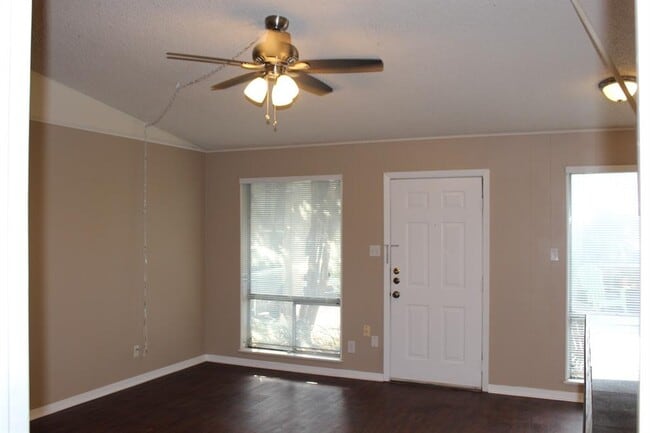 Building Photo - 606 W 51st St