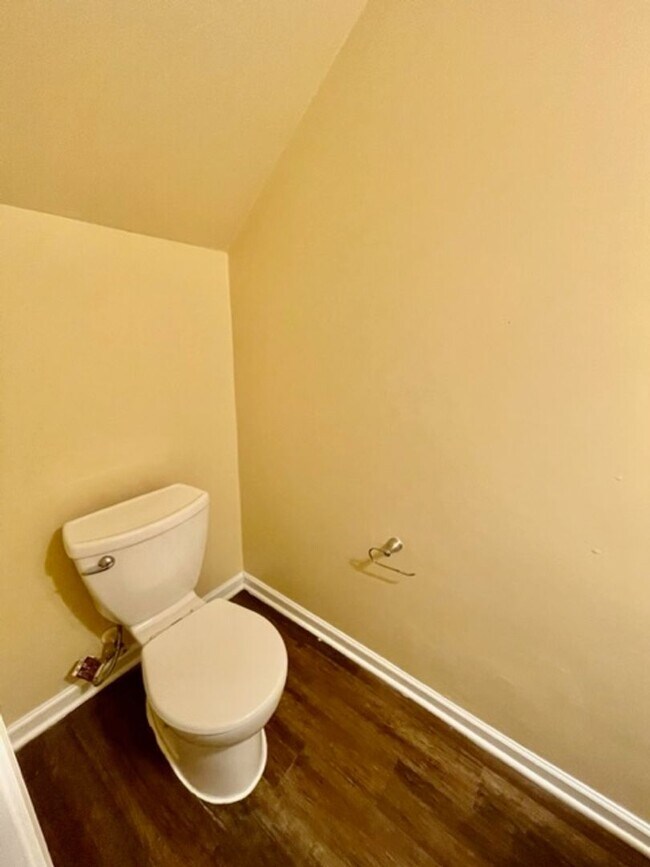 Building Photo - Come take a look at this end unit 3 bedroom, 2.5 bath townhouse located in very desirable FORT MI...