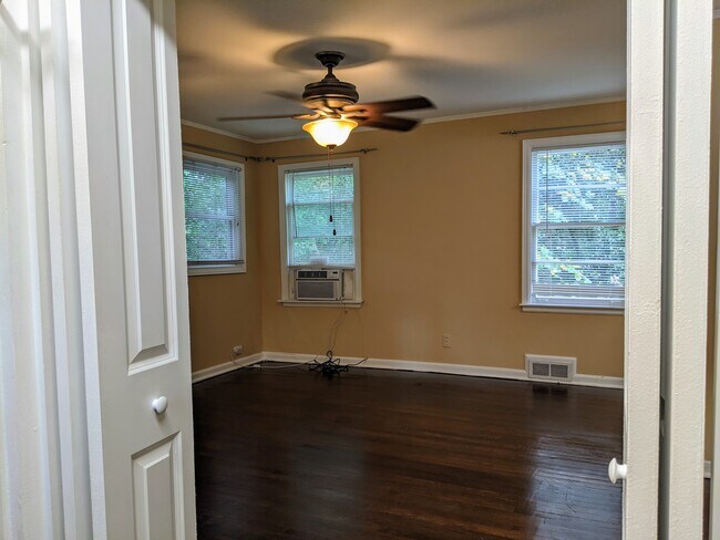 Building Photo - Charming 1 Bedroom Duplex in Buckhead!