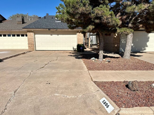 Building Photo - Adorable Townhome near Shadow Hills!