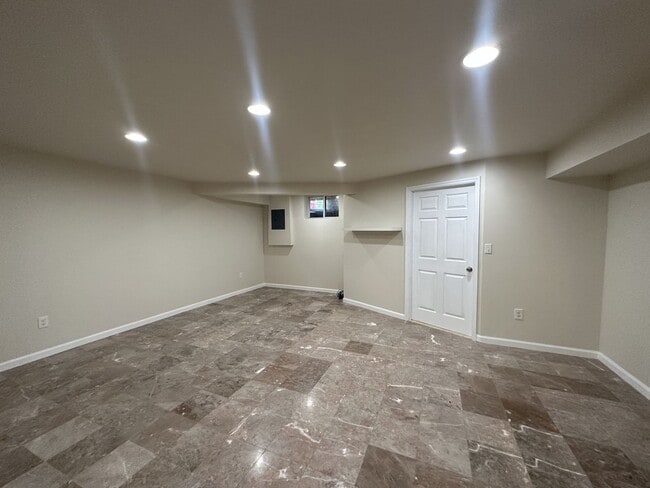 Building Photo - 3 bedrooms, 2.5 bathrooms