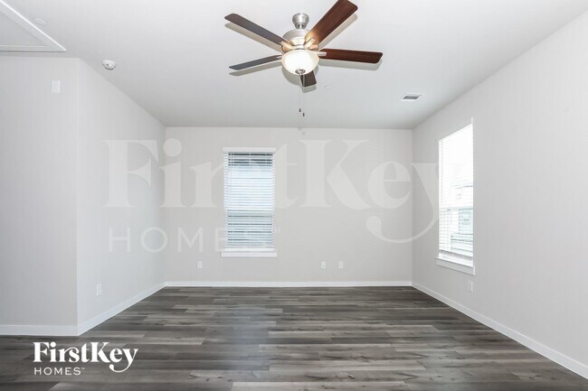 Building Photo - 333 N Centro Cir