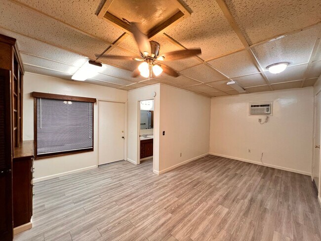 Building Photo - Central Bakersfield Home