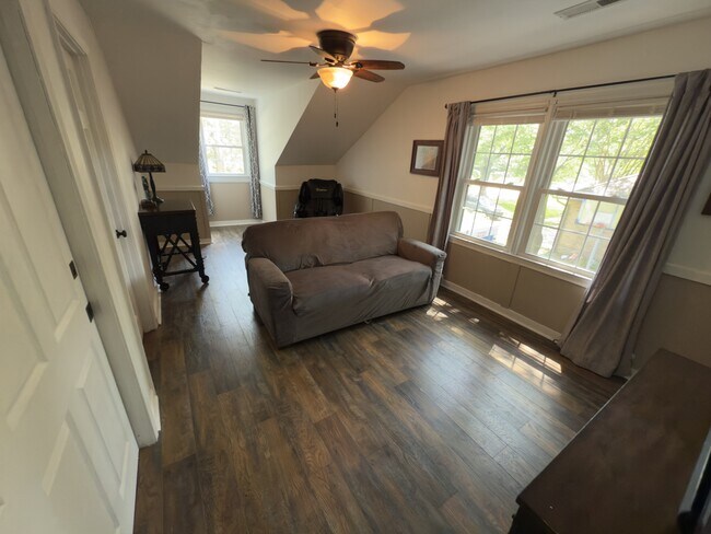 Building Photo - 989 Colonial Dr