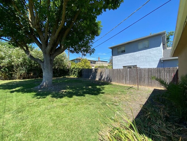 Building Photo - Charming 3 Bedroom Home in Quiet Tree-Line...