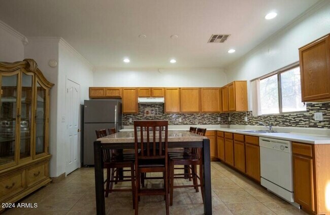 Building Photo - 9427 W Virginia Ave