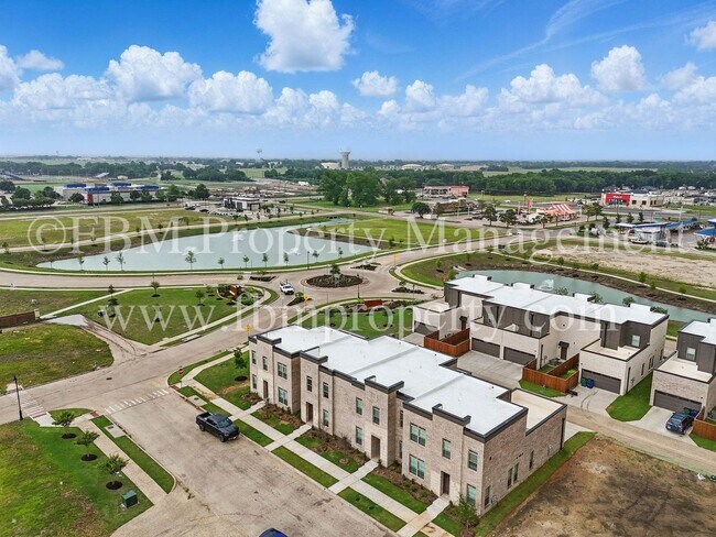 Building Photo - 2121 Luna Dr