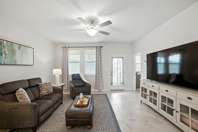 Building Photo - 324 Mountain Valley St