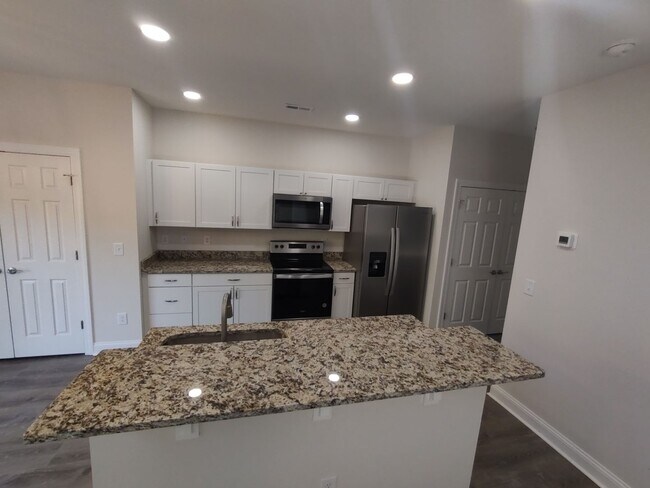 Building Photo - 1046 Fairway Ln