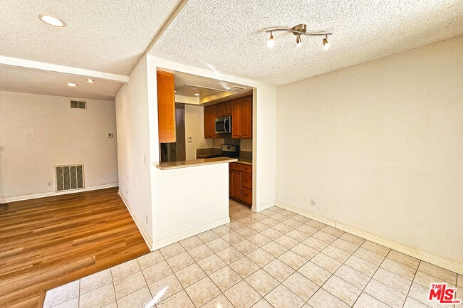 Building Photo - 5800 Owensmouth Ave