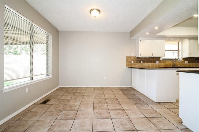 Building Photo - 10101 Mamus Ln