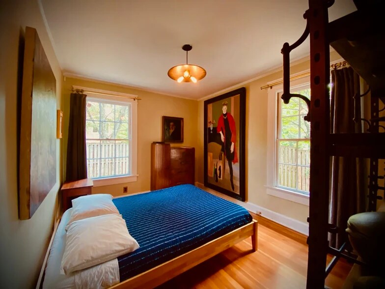 Building Photo - 620 E 1st St