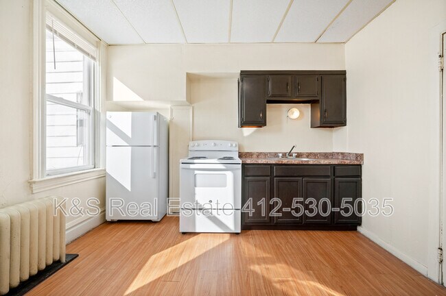 Building Photo - 445-445 Library St