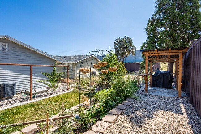 Building Photo - Central Single Family Home