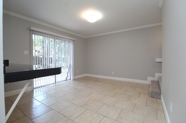 Building Photo - Updated Northeast Pensacola 3BR End-Unit Townhome Near UWF & Cordova Mall with Fresh Paint, New C...
