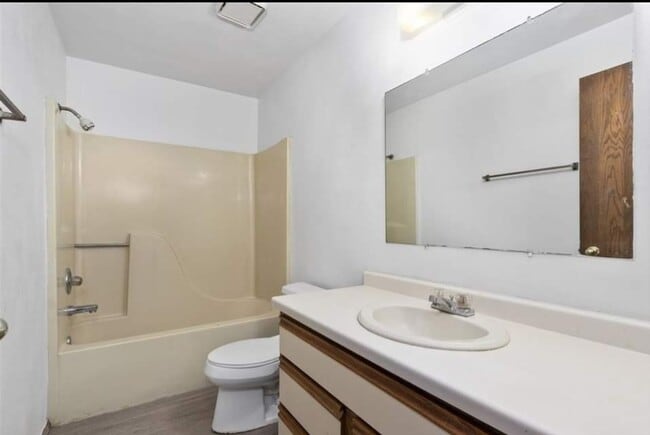 Building Photo - 2310 Skylark Dr