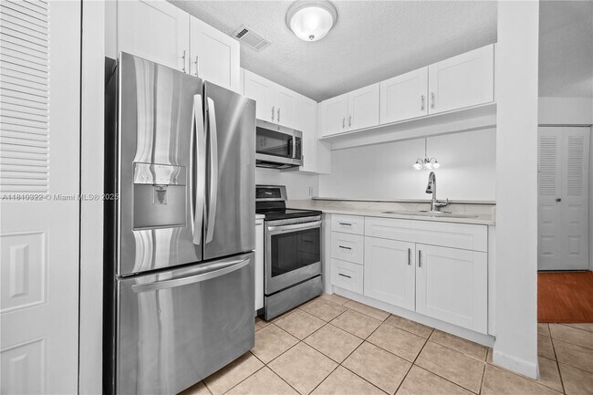 Building Photo - 1031 Coral Club Dr