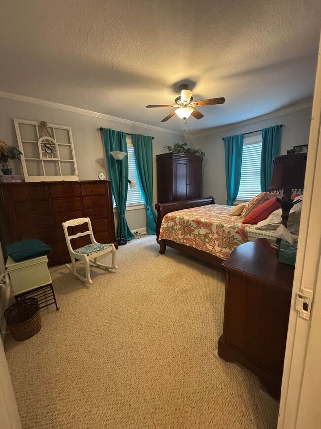 Building Photo - Knoxville 37917 - 2 bedroom, 1 bath - call Lisa Vineyard 865-216-9334