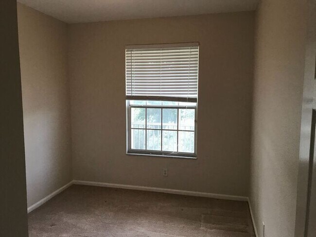 Building Photo - Must-See 3 Bedroom / 2 Bathroom Condo in B...