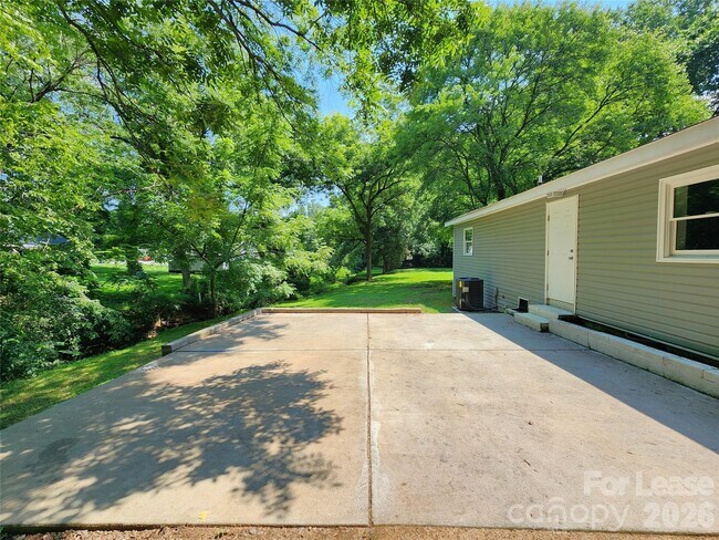 Building Photo - 573 Faith Dr SW