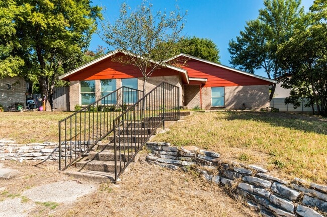 Building Photo - Luxury Duplex. Best Prices In South Austin...