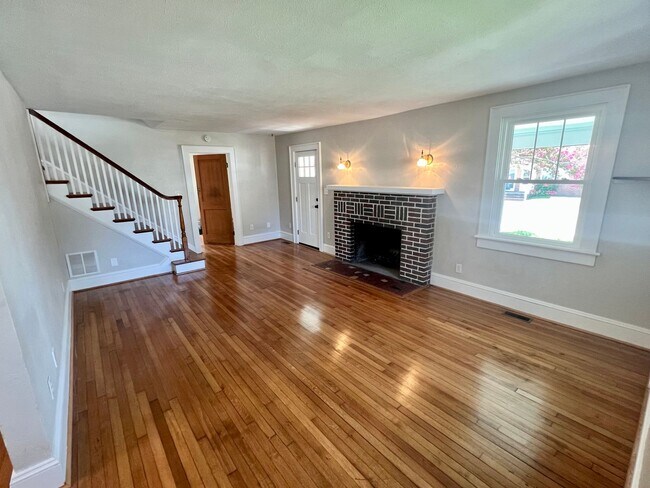 Building Photo - Completely Renovated 4BR Beach Cottage! Tw...