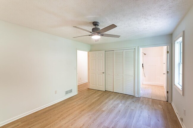 Building Photo - 4BR Home on 1 Acre with Finished Basement in Fayetteville