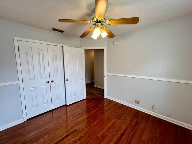 Building Photo - 3 bed, 2 Bath, Garage + Screened Back Porch, Near Cason Ln