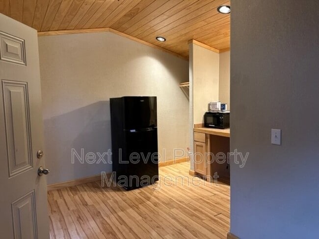 Building Photo - 1263 US-2