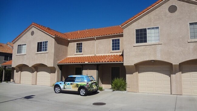Primary Photo - 3BR/3BA Townhouse Near Waller Park, just a...