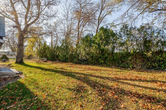 Building Photo - Large Shop w/Oversized Roll Up Doors and P...