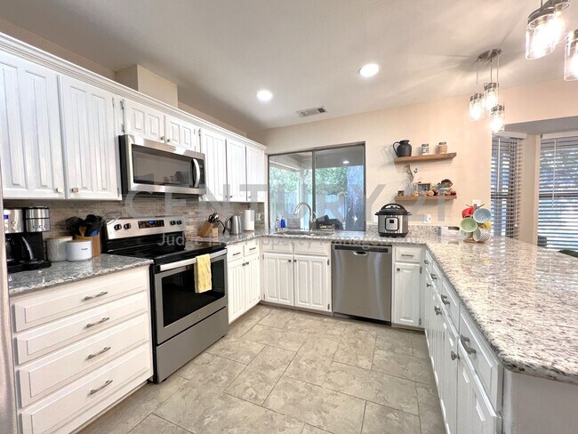 Building Photo - Beautifully Maintained 3/2/2 in Bedford!
