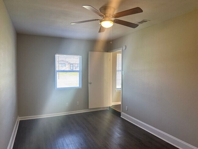 Building Photo - 4 Bedroom / 2.5 Bath Home