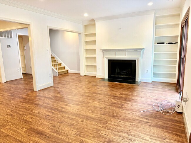 Building Photo - Sutton Place - 3 beds 2.5 baths!  Parking!...