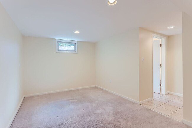 Building Photo - Beautiful Bungalow in Great Englewood Loca...