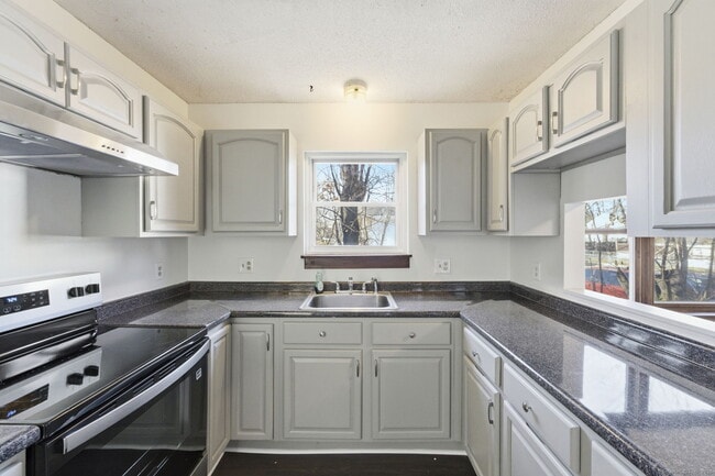 Building Photo - 33 Guilford St