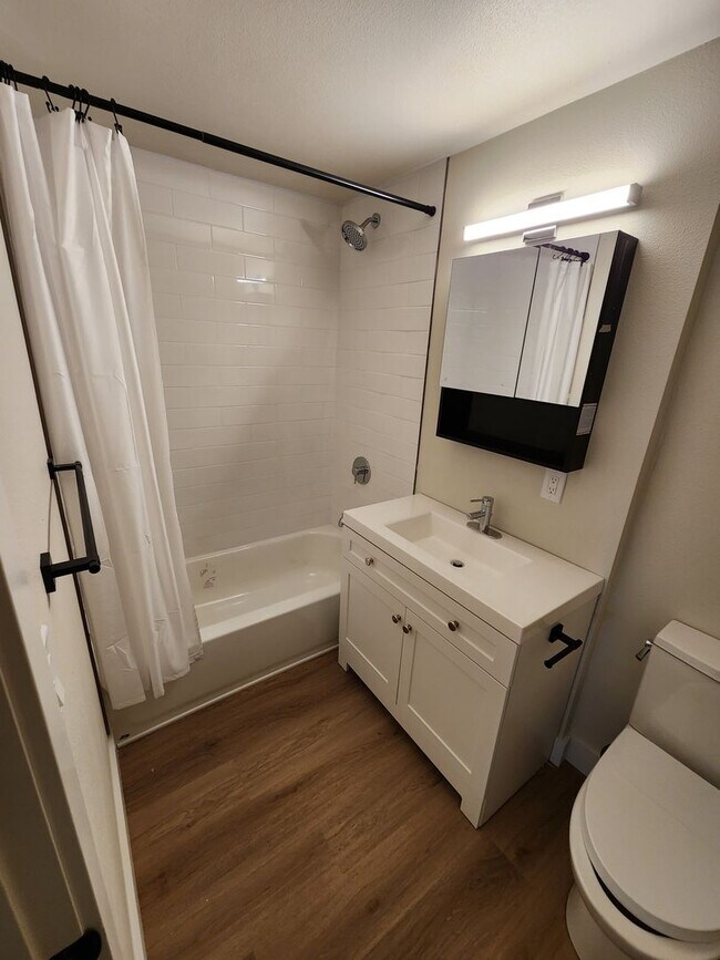 Building Photo - Gorgeous Remodeled 3 bed 2.5 bath in West ...