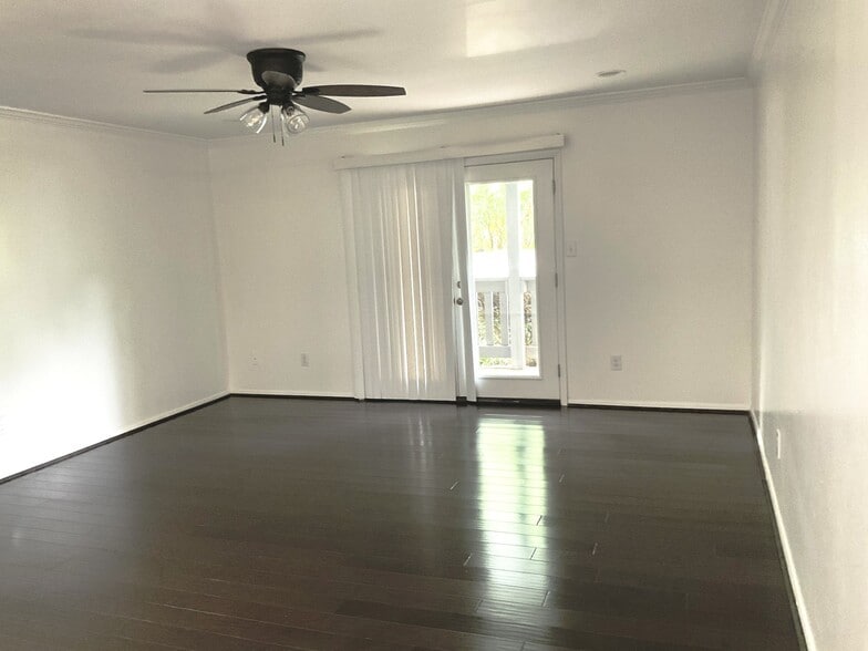 Building Photo - 1001 Woodland Vlg