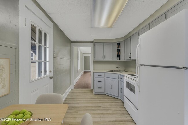 Building Photo - 627 Main St