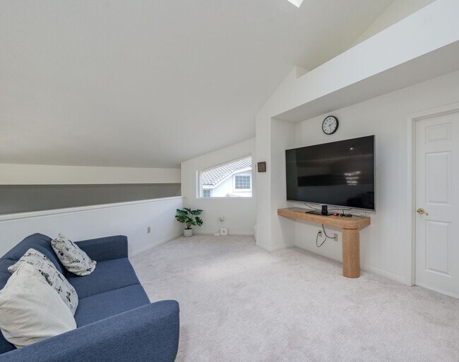 Building Photo - 1011 S Mountcrest Ct