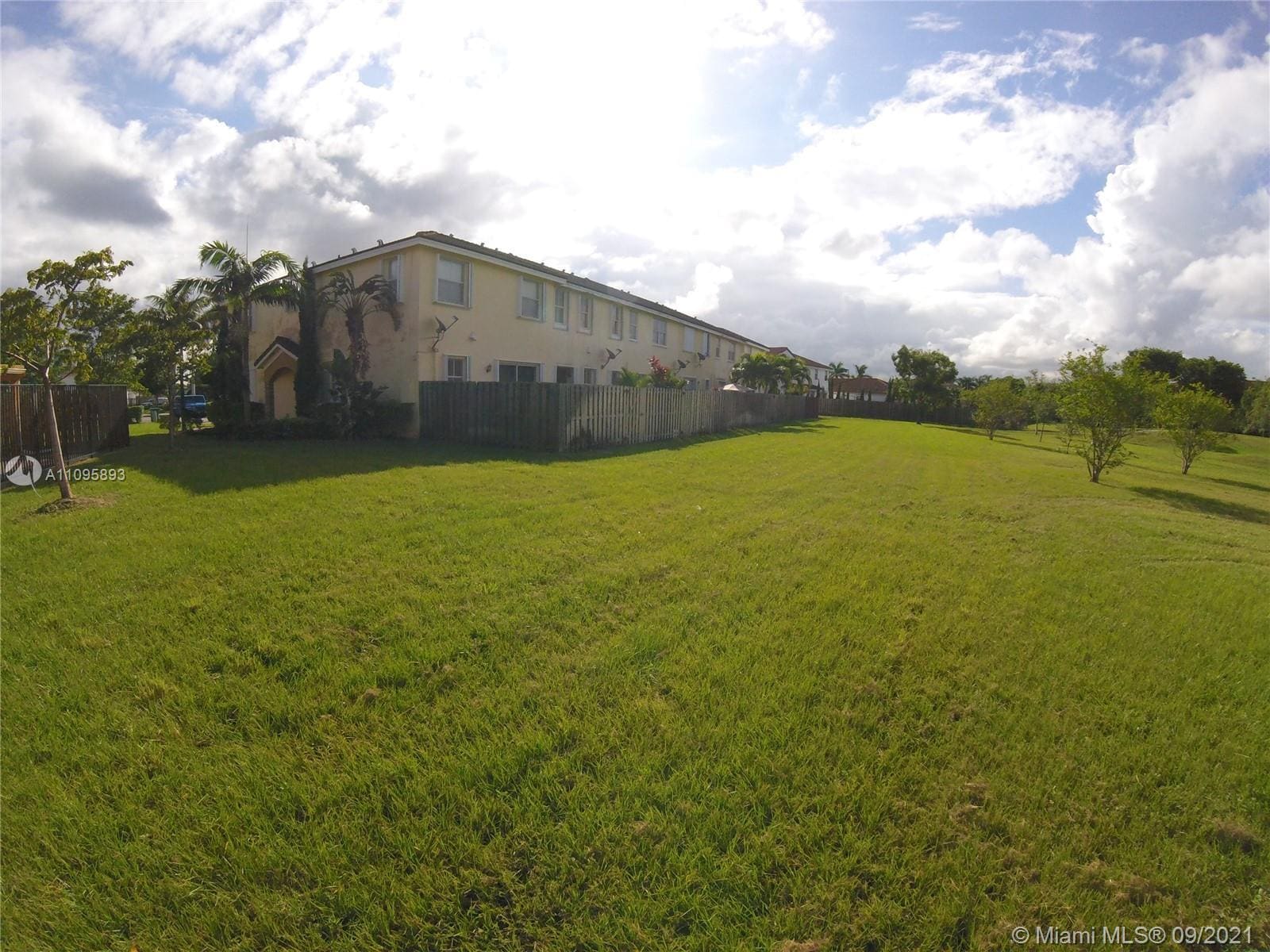 Building Photo - 990 NW 99th Ct