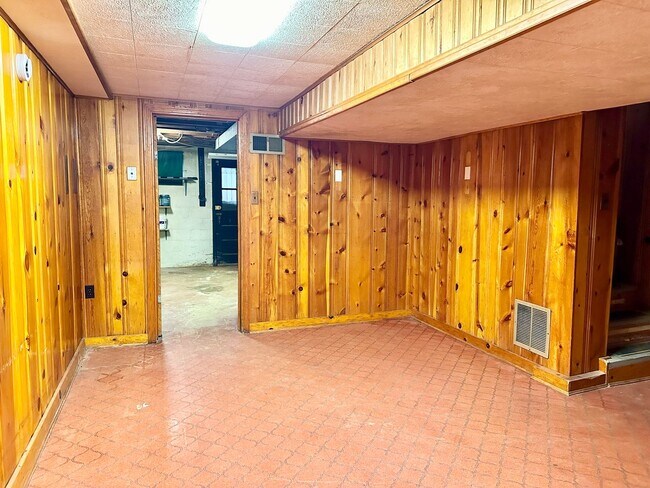 Building Photo - Charming 3-bedroom, 1.5-bathroom! Pets Wel...