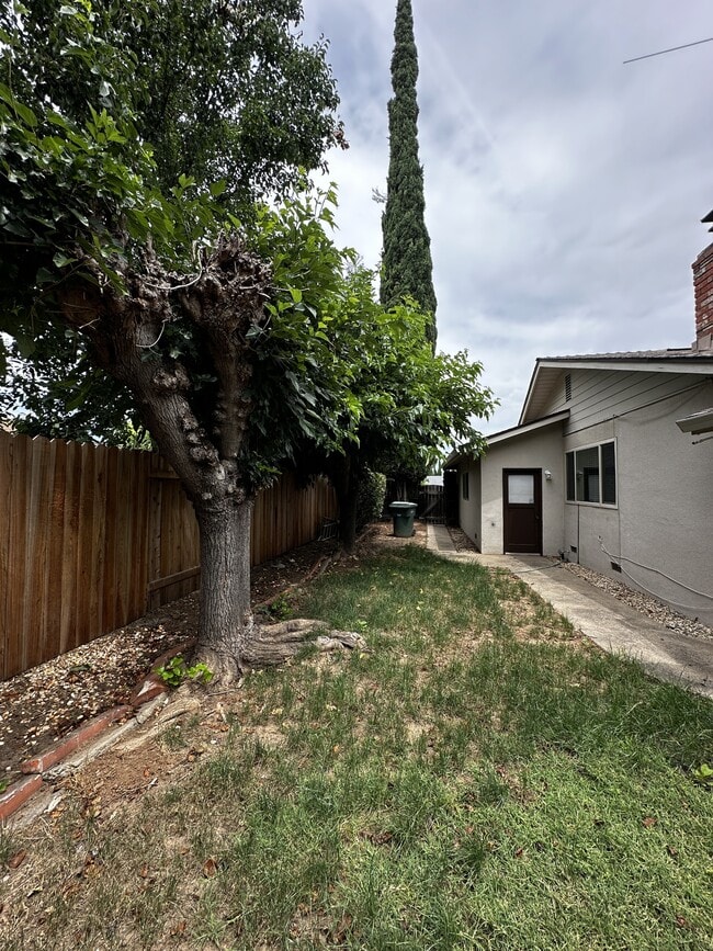 Building Photo - 7990 Glenbar Way