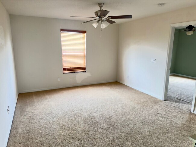 Building Photo - Call Ed for showings (352) 217-0284