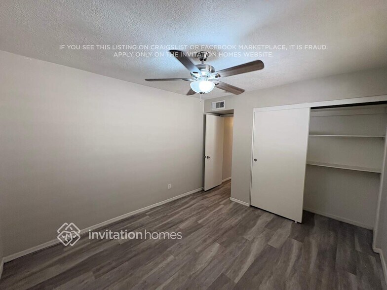 Building Photo - 4840 W Vogel Ave