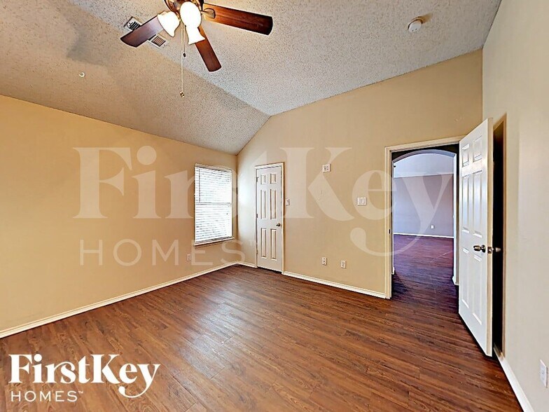 Building Photo - 516 Pineview Ln