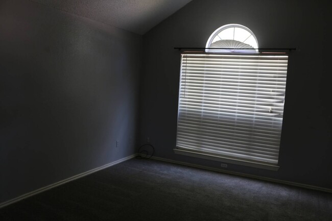 Building Photo - 4658 Essex Dr