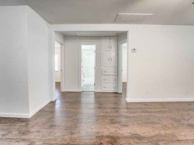 Building Photo - 4 bedroom 2 bath home in Shawnee!